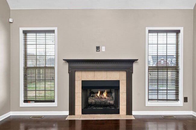 Building Photo - Pet Friendly Three Bedroom with Bonus!