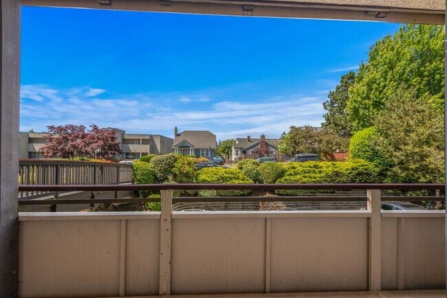 Building Photo - Large Freshly Remodeled and AIR CONDITIONE...