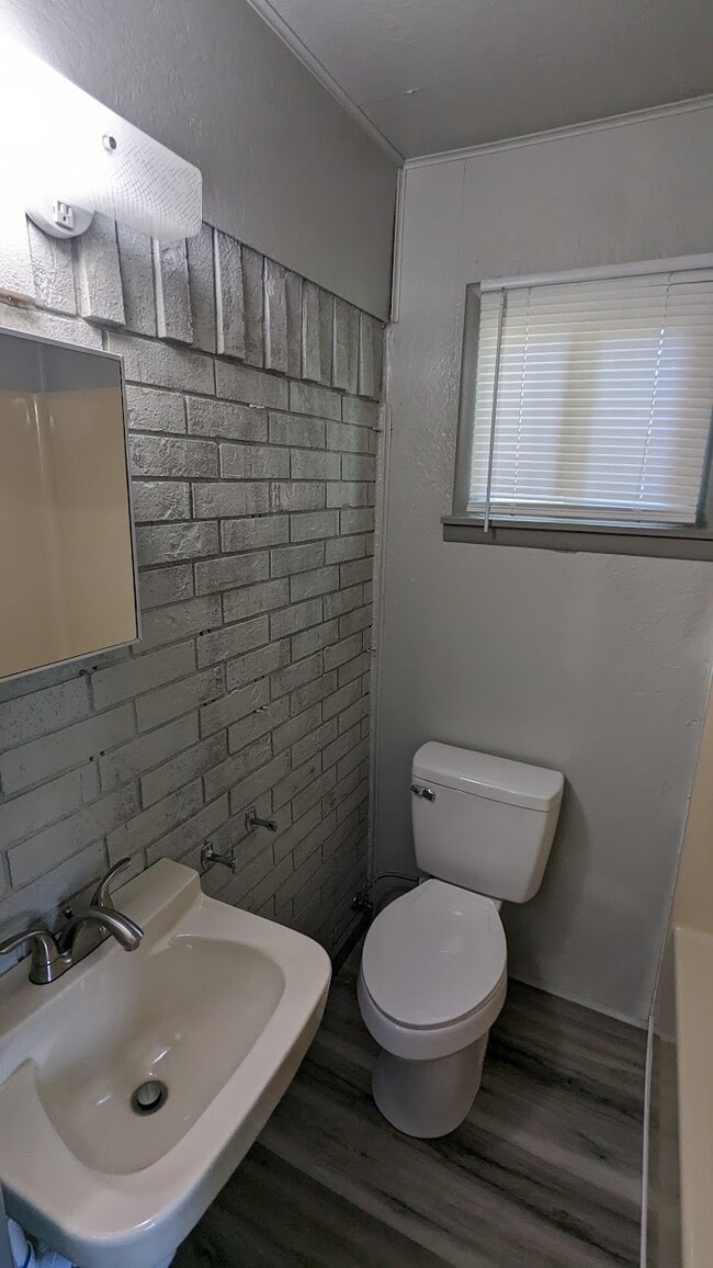 Building Photo - 220 Sulphur St