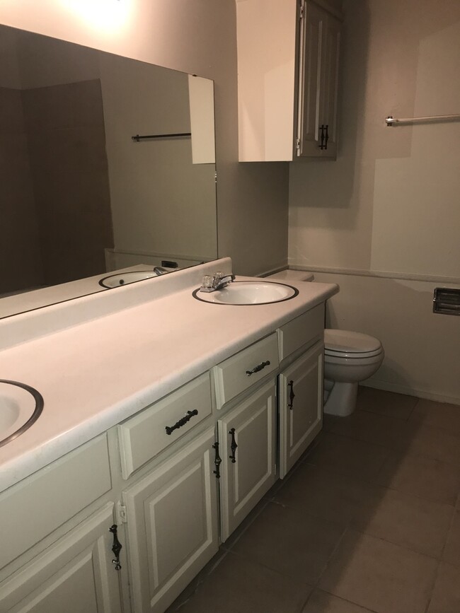 Building Photo - 2 bed, 1 bath duplex for rent in Moore nea...