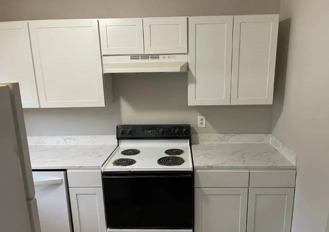 Building Photo - 2 bed 2.5 bath in Stockbridge!