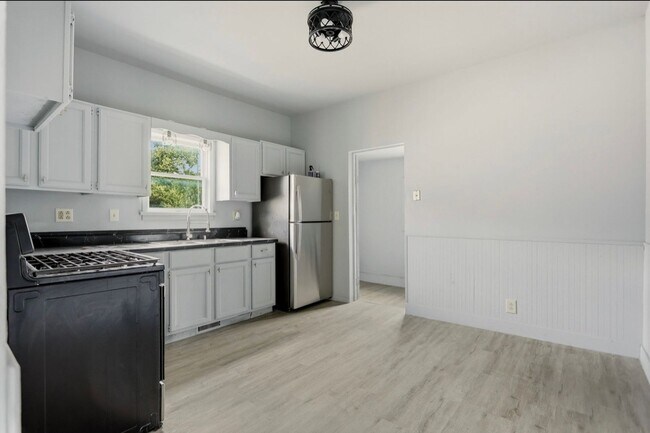 Building Photo - Updated 3BR Home – Renovated Kitchen & Detached Garage