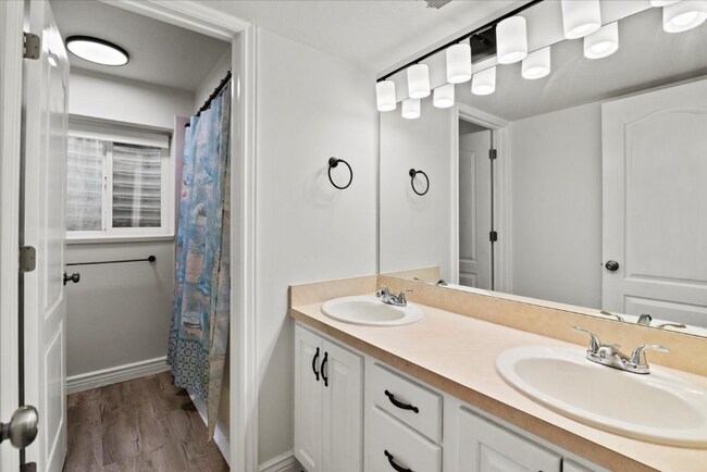 Building Photo - 1676 S Mountain Vw Cir
