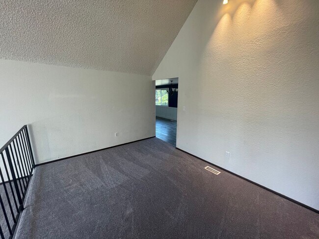 Building Photo - 3 Bedroom, Pet Friendly Home with Large Fe...