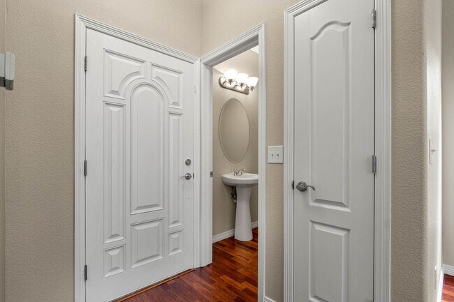 Building Photo - Spacious Townhome in Cherry Creek School District