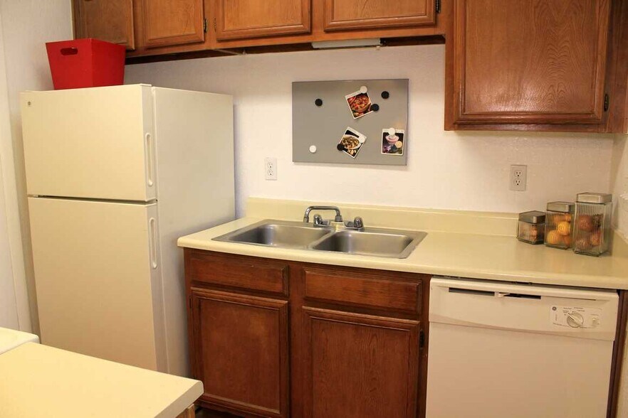 Building Photo - 2000 Cedar Bend Dr