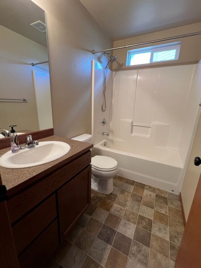 Building Photo - Beautiful 3 bed/2 bath home with garage, a/c and private covered patio!