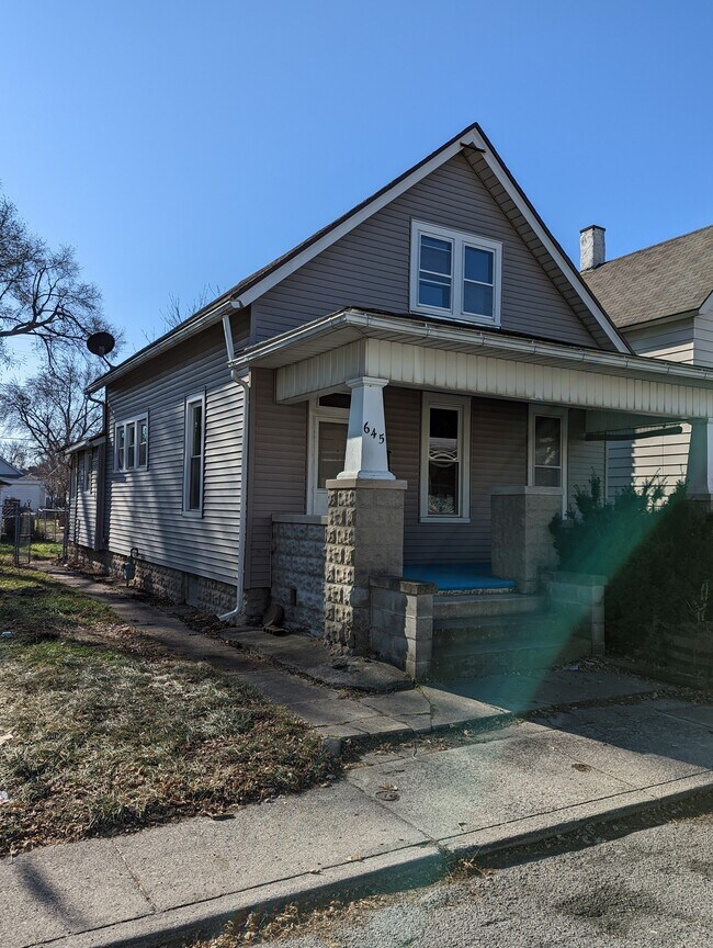 Building Photo - Fifth St.