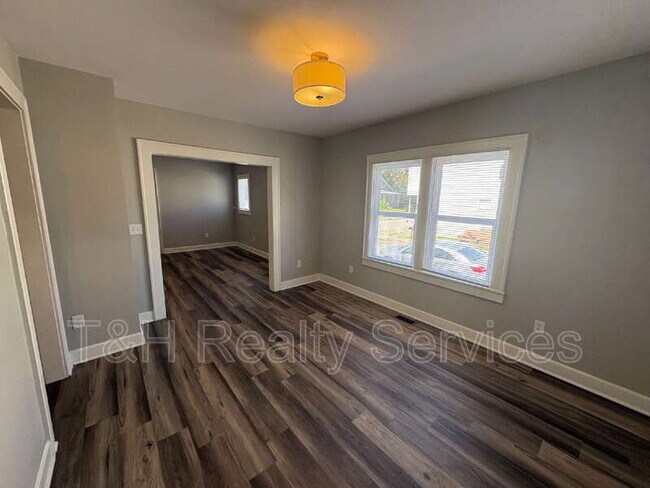 Building Photo - 639 N Gray St