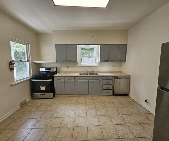 Building Photo - 837 Stanton Ave