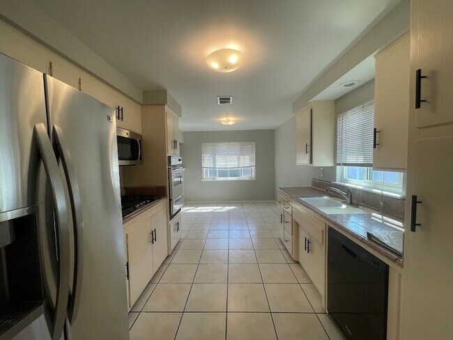 Building Photo - BEAUTIFULLY UPDATED 3 BEDROOM 2 BATH HOME ...