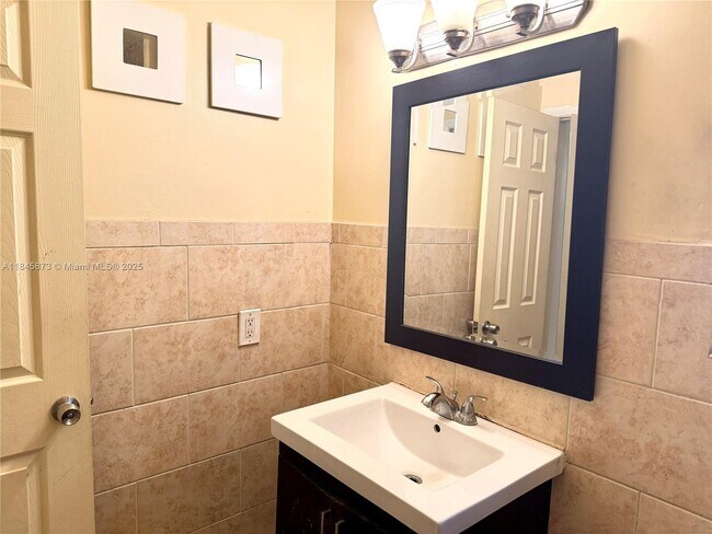 Building Photo - 1104 N 17th Ct