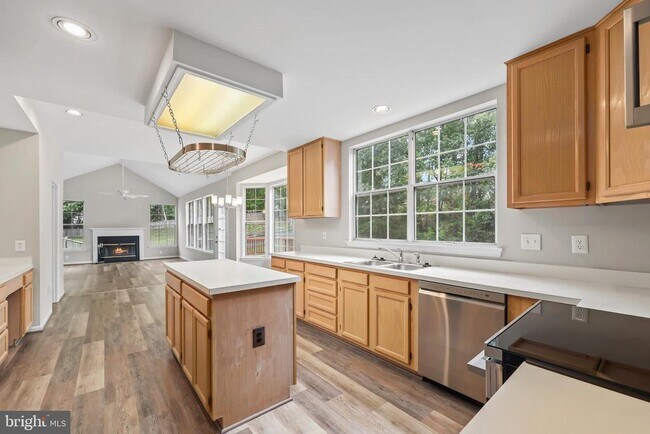 Building Photo - 18865 Crossroads Ct