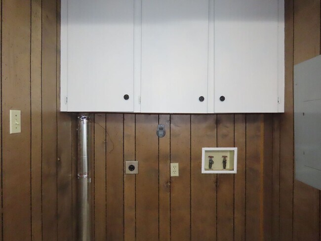 Building Photo - 10556 Twin Oaks Dr