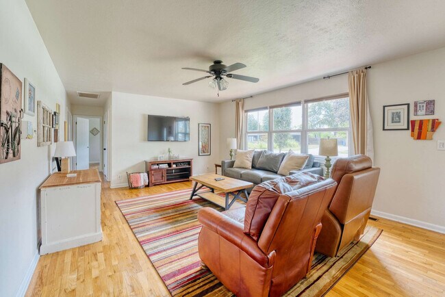 Building Photo - 312 Crestview Dr