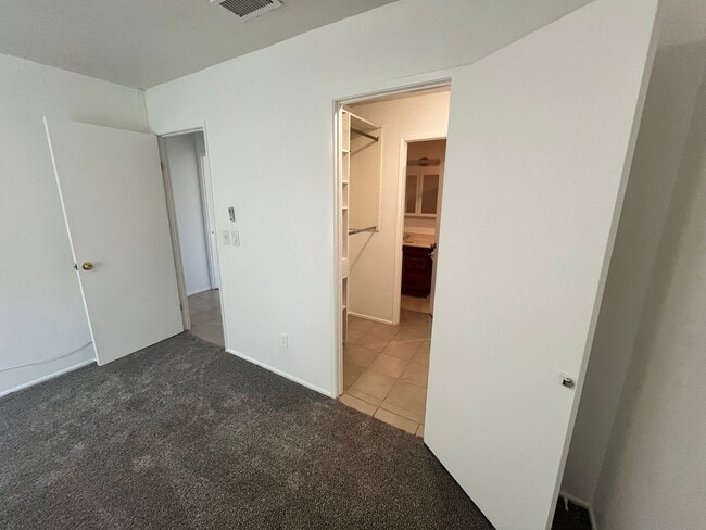 Building Photo - 3 bedroom - 1.5 bathroom single level