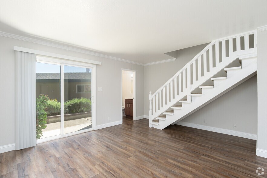 2BR, 1.5BA - 1000SF - Park Tower