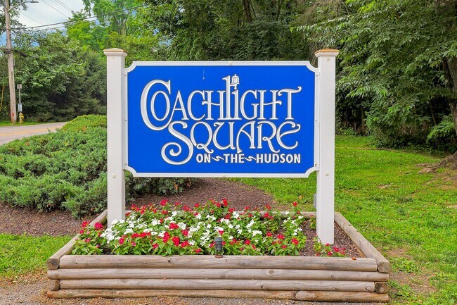 Building Photo - 121 Coachlight Square
