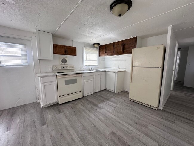 Building Photo - 2Bed 1Bath Rent To Own in Zephyrhills, FL