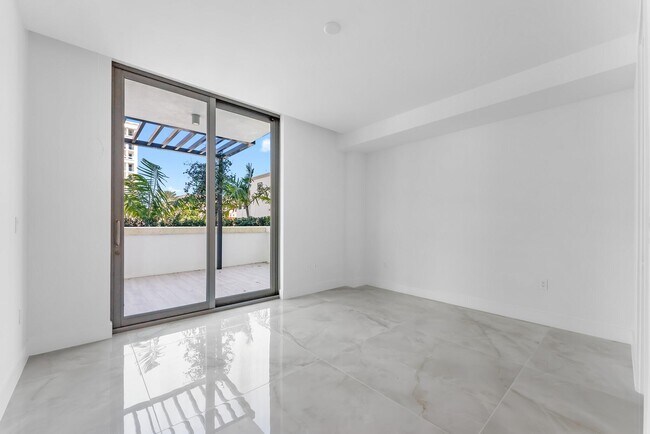 Building Photo - 485 E Royal Palm Rd