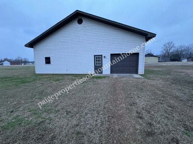 Building Photo - Spacious 1-Bedroom in Cotter Near Valley Airport – Unique Garage