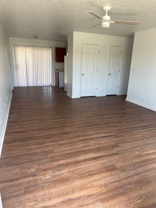 Building Photo - 703 Skyline Dr