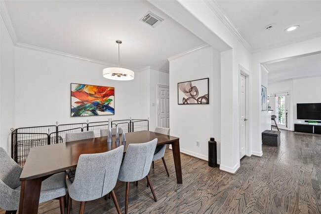 Building Photo - 1015 Enclave Square S