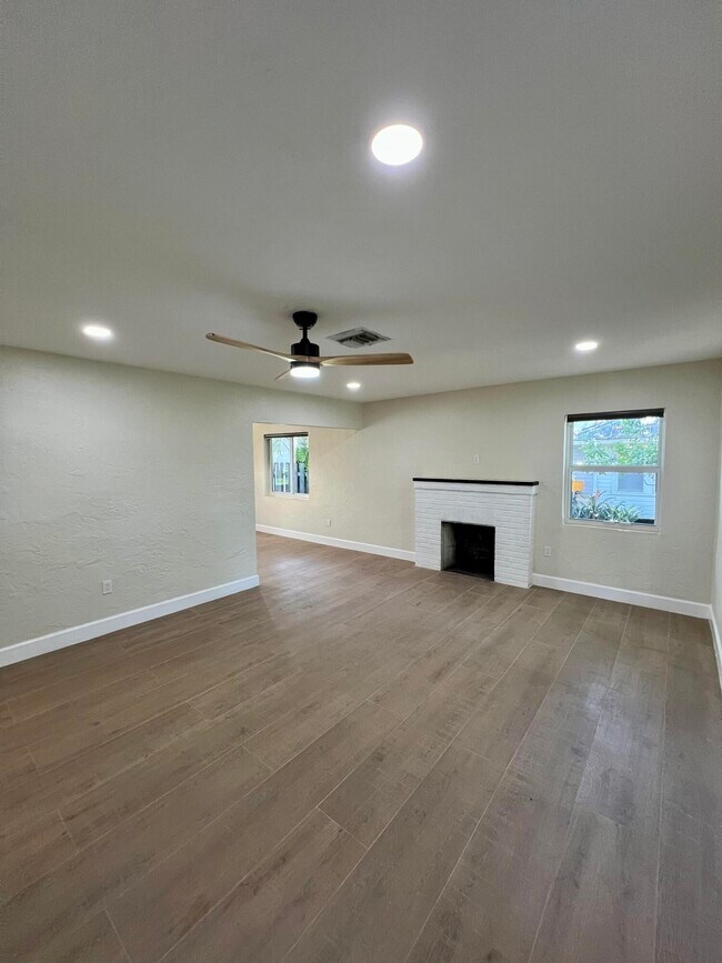 Building Photo - 3211 Floral Ave