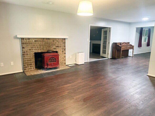 Building Photo - 200 Oakley Dr