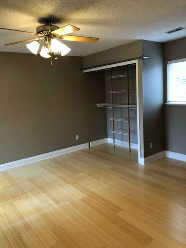 Building Photo - Updated Gunbarrel Condo - AVAIL NOW