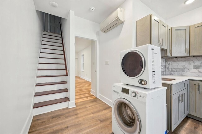 Building Photo - 2BR/3BA House | Kensington