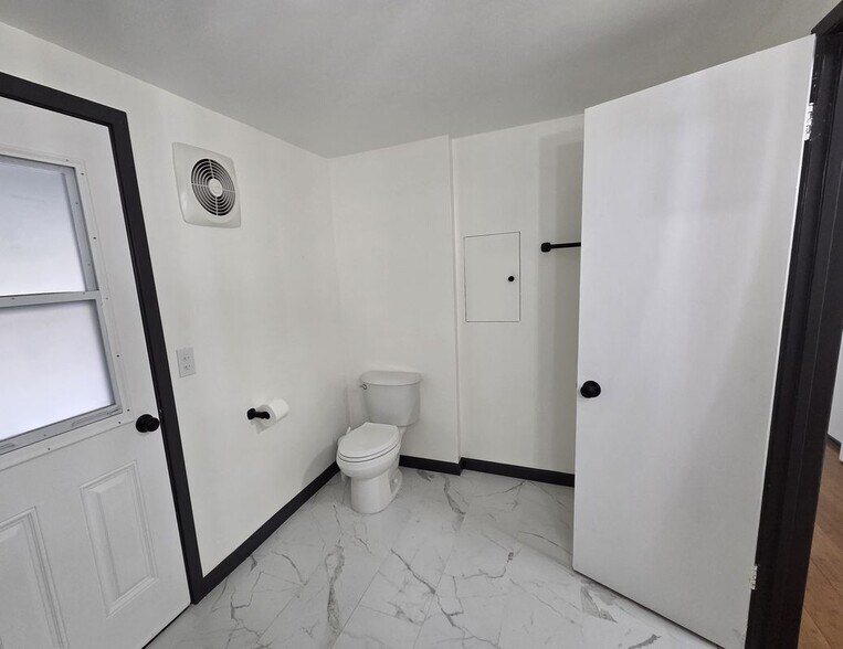 Building Photo - 16732 Busby Ln