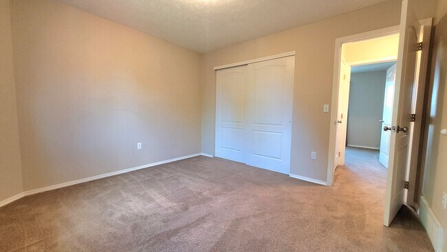 Building Photo - Gorgeous Split Level with Fenced Backyard