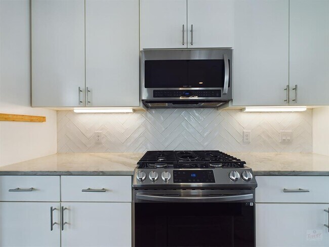 Building Photo - 1402 W 51st St