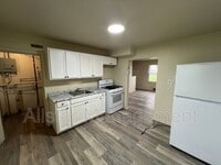 Building Photo - 942 S Central Dr