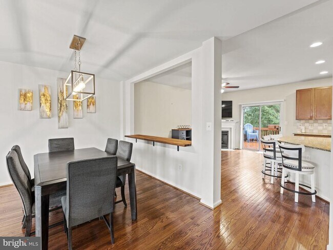 Building Photo - 8873 Royal Doulton Ln