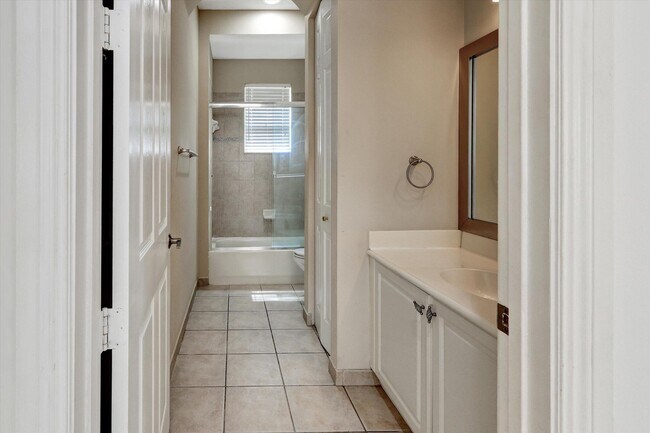 Building Photo - 10640 NW 83rd Ct