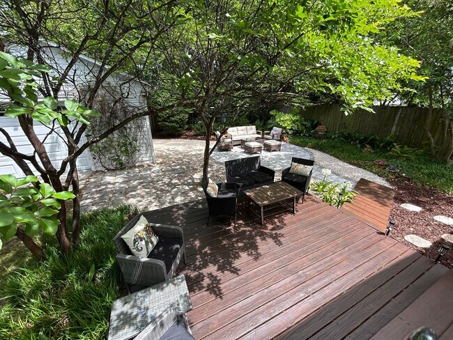 Building Photo - Gorgeous updated furnished cottage!