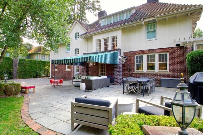 Building Photo - 22 Westbury Rd