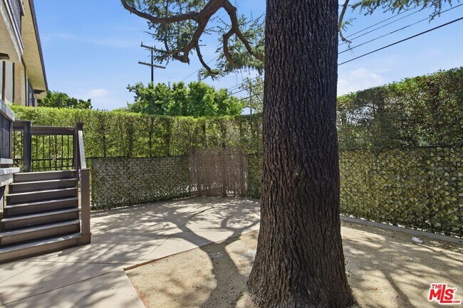 Building Photo - 13025 Moorpark St