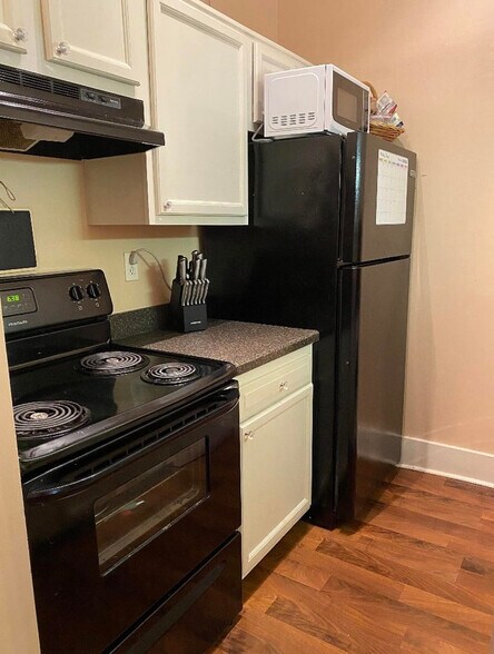 Building Photo - 124 E Oak St