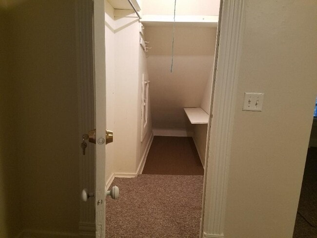 Building Photo - 522 W Maple Ave