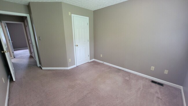 Building Photo - Fabulous 3 bedroom 3 bath walk- out ranch