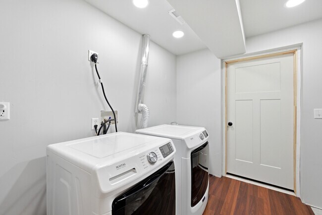 Building Photo - 574 Pugsley St