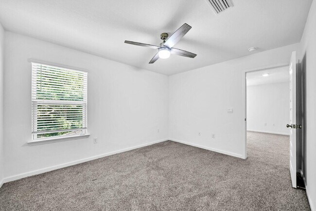 Building Photo - 30 Sandywoods Ct