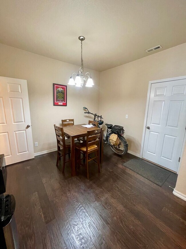 Building Photo - Modern Townhome