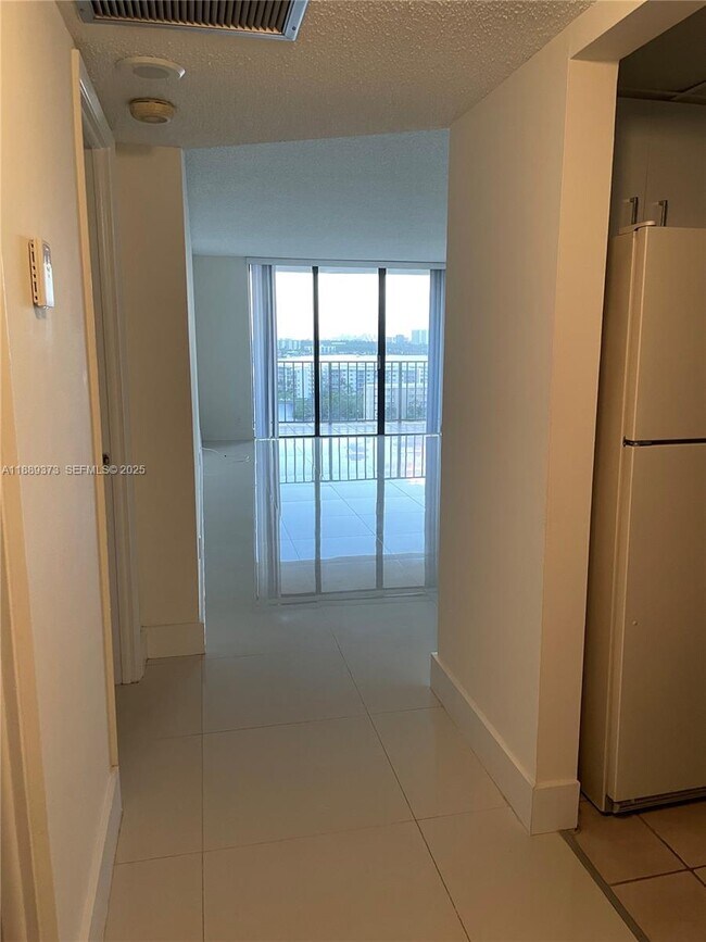 Building Photo - 18151 NE 31st Ct