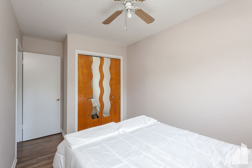 Building Photo - 6427 N Hermitage Ave