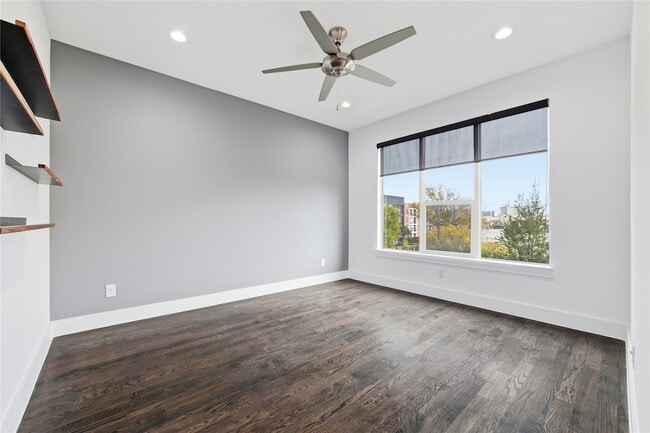 Building Photo - 3008 Zenia Dr