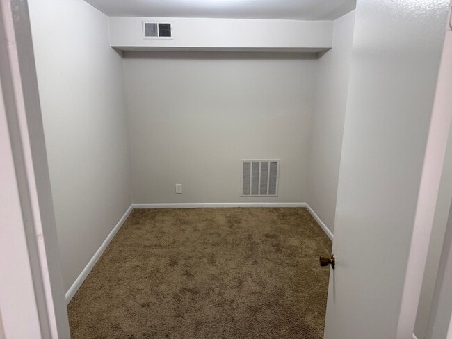 Building Photo - Spacious Ground Floor Condo in Silver Spring